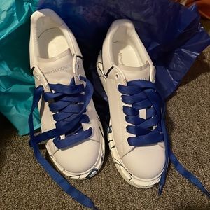 Cute, stylish sneakers.. For casual wear or any occasion!